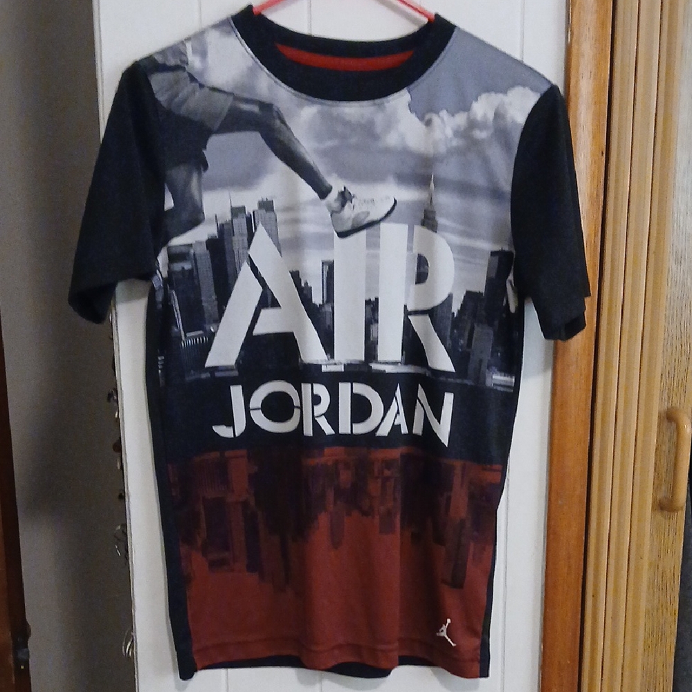 Air Jordan Black and Red Short Sleeve Skyscraper Scene Y Large W Small Tee